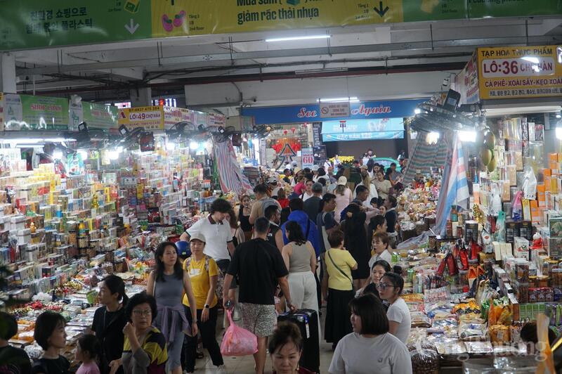 Chợ Hàn đông đúc dù đã chiều tối muộn.