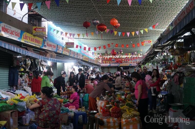 Mua bán nhộn nhịp tại chợ Cồn chiều ngày 22/2.