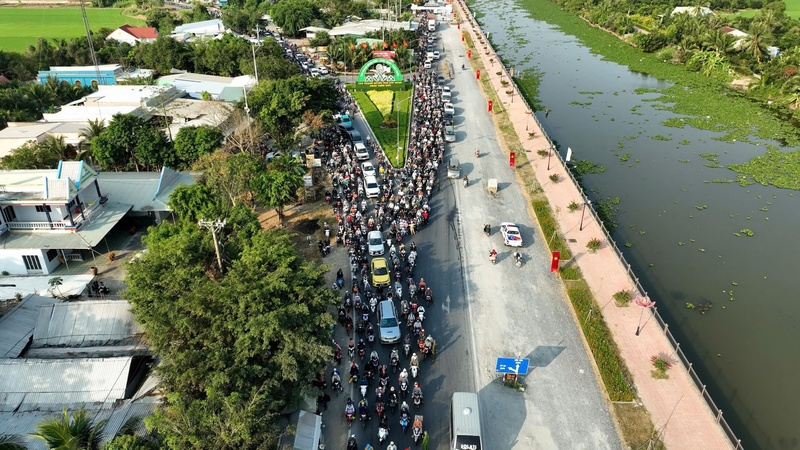 Dòng xe nối dài, di chuyển chậm hướng về trung tâm TP. Hồ Chí Minh sau kì nghỉ tết Nguyên đán 2026.