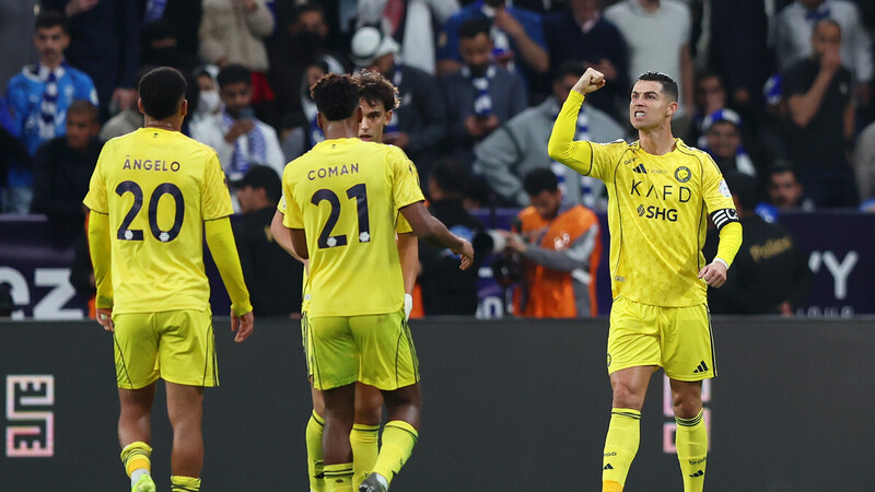 Ronaldo lập cú đúp giúp Al Nassr giành chiến thắng 4-0 và vươn lên dẫn đầu bảng xếp hạng. Ảnh: Getty Image.