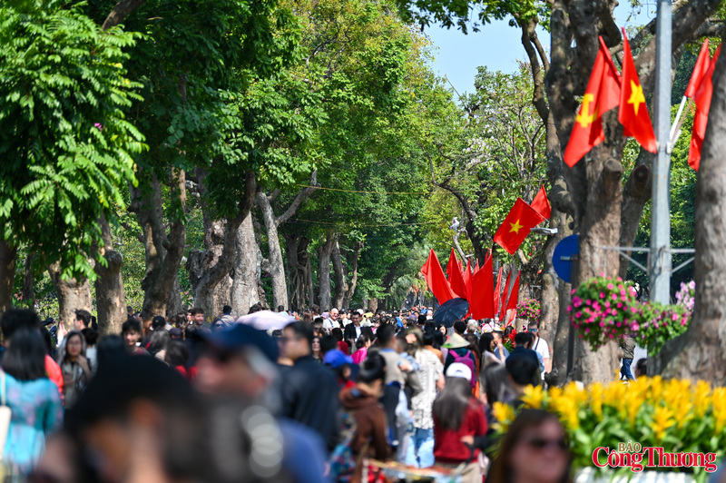 Người dân và du khách đông đúc, nhộn nhịp tại Hà Nội dịp tết Nguyên đán Bính Ngọ. Ảnh: Nam Nguyễn
