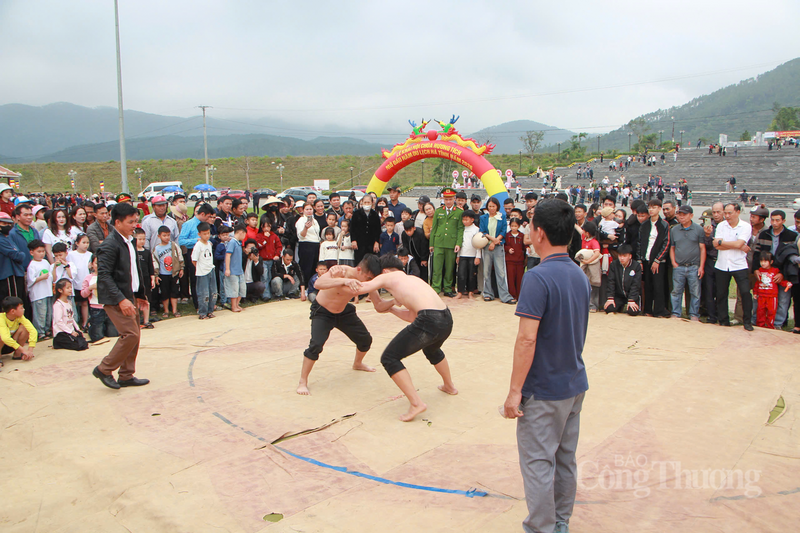 Sau phần lễ là phần hội với các hoạt động văn hóa, văn nghệ, thể thao, trò chơi dân gian phong phú, trải nghiệm ẩm thực và khám phá thiên nhiên, thu hút đông đảo người dân tham gia.