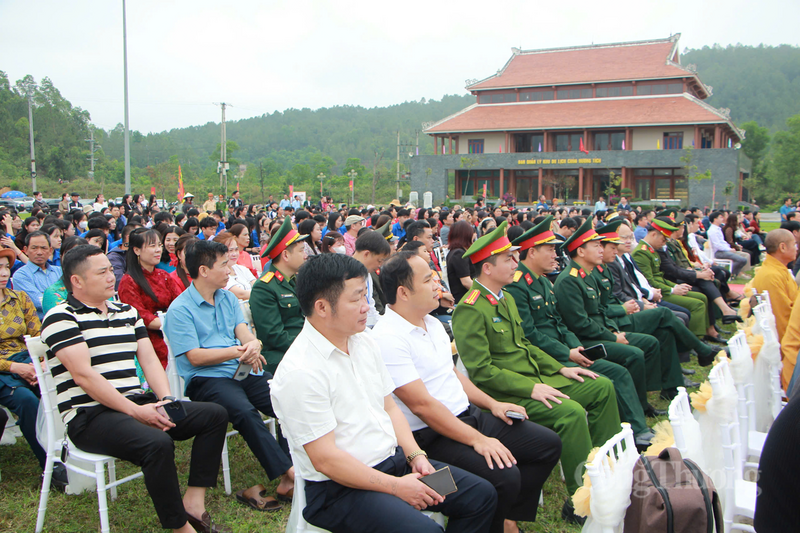 Mỗi độ xuân về, nhân dân và du khách lại hành hương về chùa Hương Tích, không chỉ để dâng hương lễ Phật, cầu cho quốc thái dân an, gia đình bình an, mà còn để tìm sự an nhiên trong tâm hồn giữa không gian núi rừng thanh tịnh.