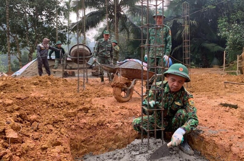 Bộ đội Biên phòng tỉnh Hà Tĩnh cất nên 4 căn Nhà Đại đoàn kết cho bà con Bản Giàng 2. Ảnh: Viết Lam