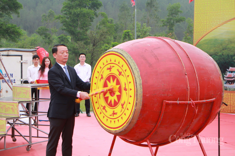 Ông Phan Thiên Định - Chủ tịch UBND tỉnh Hà Tĩnh đánh trống khai hội.
