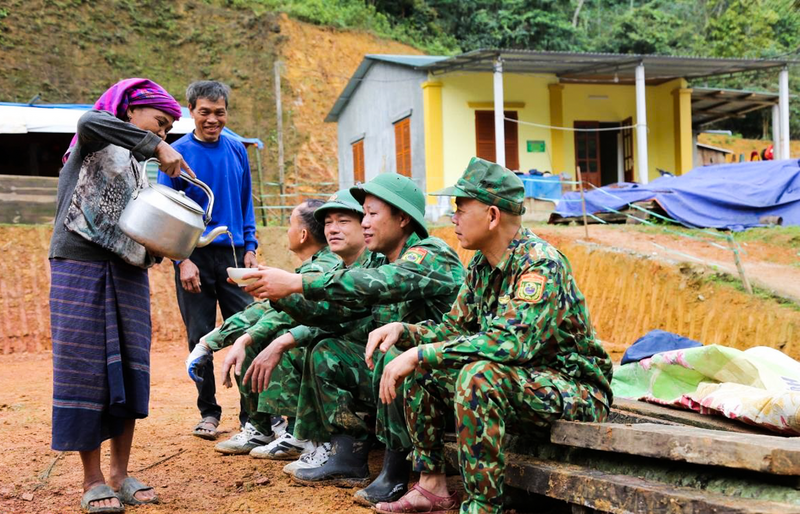 Những người lính biên phòng bám bản, cố gắng thi công để kịp bàn giao nhà mới cho các hộ dân đón Tết. Ảnh: Viết Lam