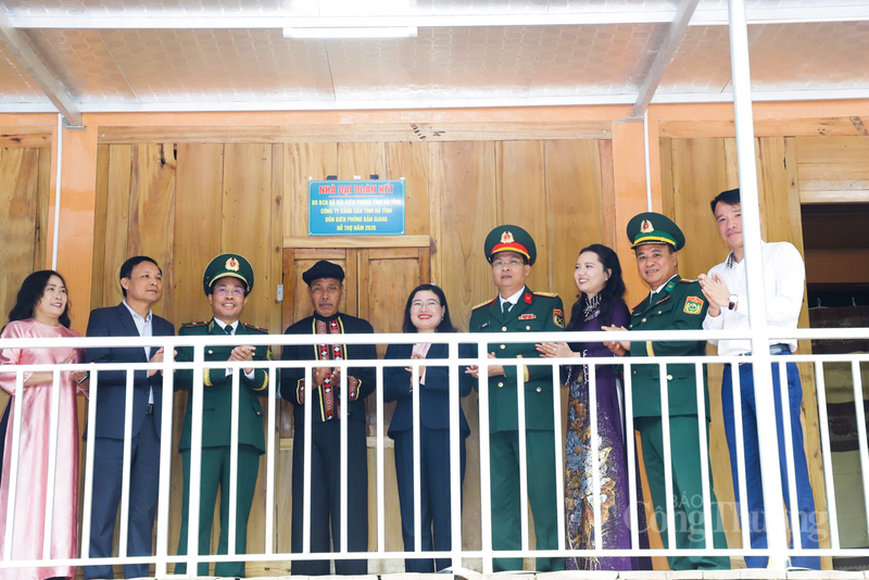 Niềm vui của bà con dân tộc Chứt khi đón Tết trong ngôi nhà mới. Ảnh: Ngọc Lâm