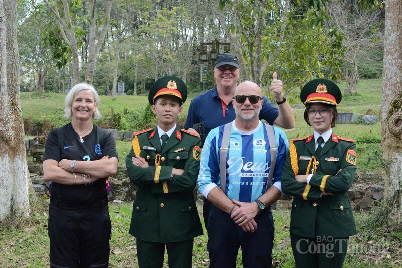 Du khách nước ngoài có trải nghiệm tốt với dịch vụ du lịch ở Hà Tĩnh. Ảnh: Phúc Sơn