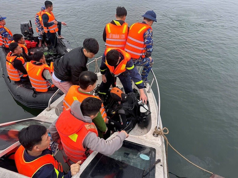 Thợ lặn tìm kiếm nạn nhân vụ chìm tàu trên hồ Thác Bà, tỉnh Lào Cai. Ảnh: CTV
