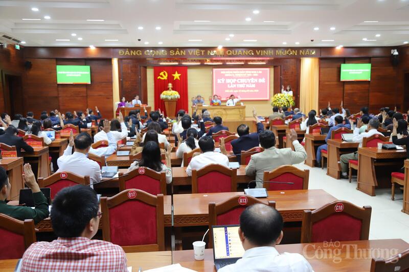 Các đại biểu HĐND tỉnh Đắk Lắk thông qua các nghị quyết, trong đó có nghị quyết về chính sách hỗ trợ con giống và chi phí sản xuất ban đầu cho các khu vực chịu ảnh hưởng nặng nề bởi thiên tai. Ảnh: Vũ Long