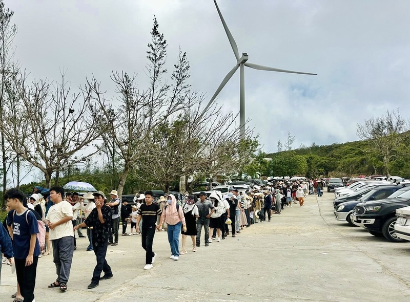 Các điểm đến như Kỳ Co, Eo Gió, Hòn Khô luôn tấp nập du khách.