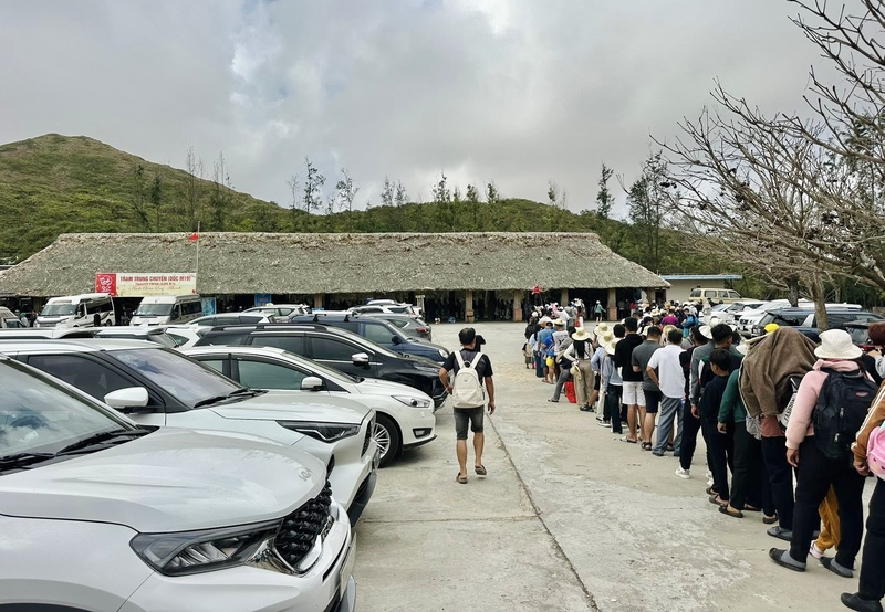 Du khách xếp hàng qua điểm trung chuyển vào điểm du lịch Kỳ Co.
