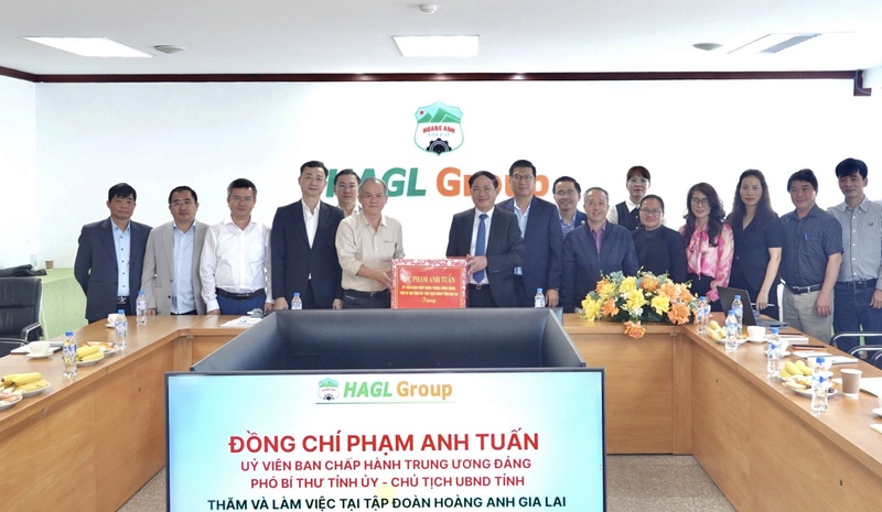 Chủ tịch UBND tỉnh Gia Lai Phạm Anh Tuấn tặng quà Tập đoàn Hoàng Anh Gia Lai.