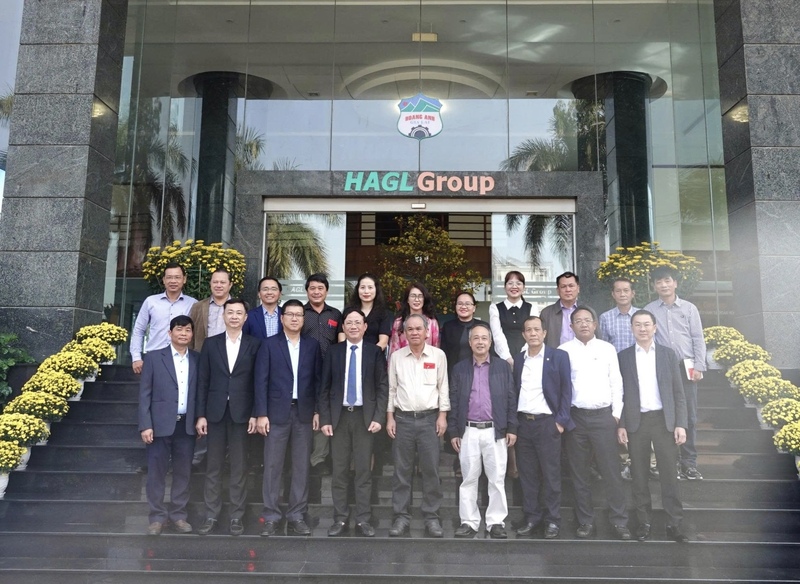 Đoàn công tác của Chủ tịch UBND tỉnh Gia Lai chụp hình lưu niệm với lãnh đạo Tập đoàn Hoàng Anh Gia Lai.