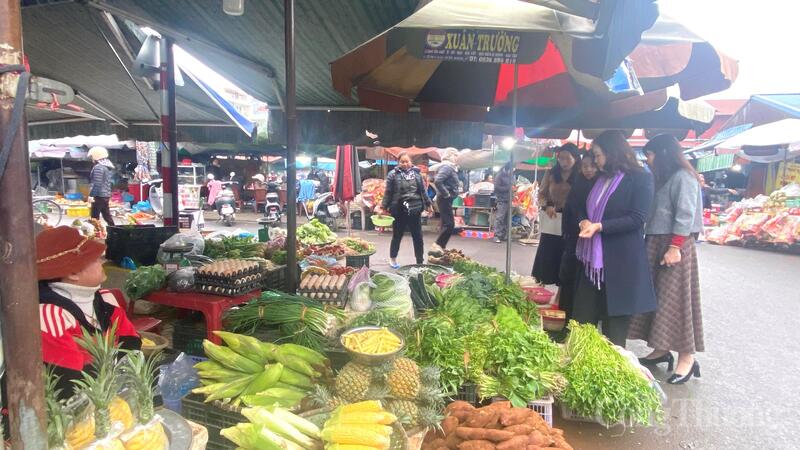Tại các chợ truyền thống trên địa bàn TP. Hải Phòng giá cả ổn đinh, tăng nhẹ một số mặt hàng hoa, rau củ trong dịp tết.