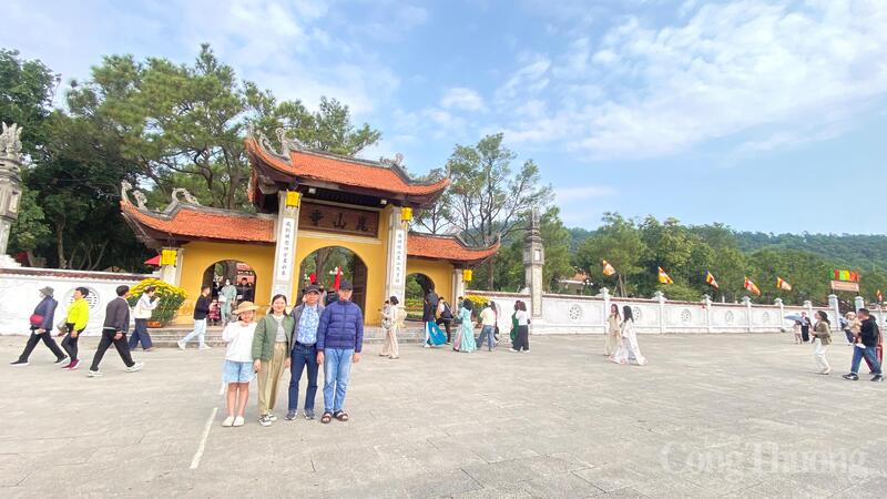 Nhiều gia đình chụp ảnh lưu niệm tại chùa Côn Sơn trong chuyến du xuân đầu năm mới.