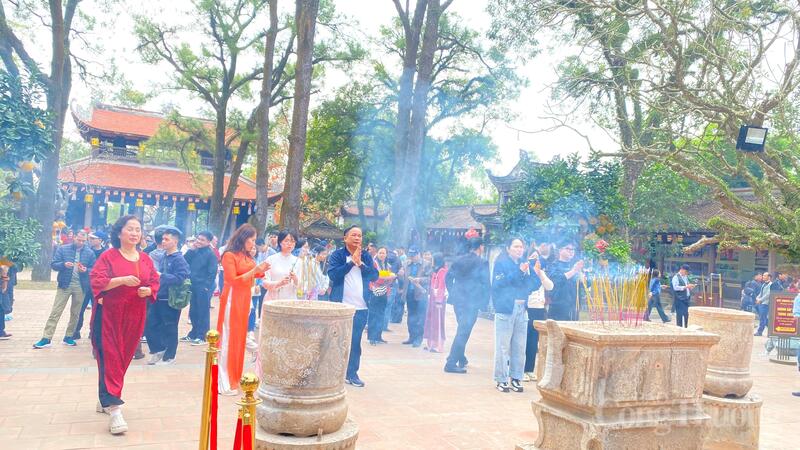 Đông đảo du khách du xuân, chiêm bái tại khu di sản văn hóa thế giới Côn Sơn, Kiếp Bạc trong những ngày đầu năm mới.