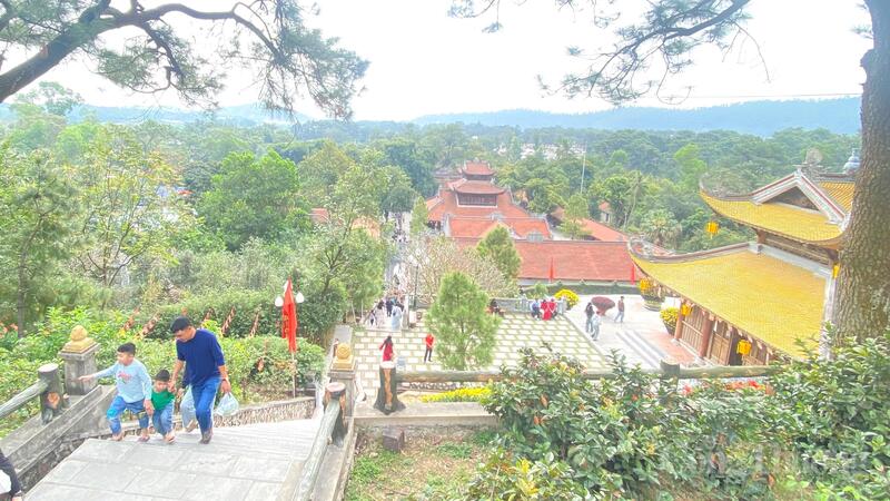 Di sản văn hóa thế giới Côn Sơn, Kiếp Bạc đã đón hàng vạn lượt du khách đến tham quan, chiêm bái nhân dịp đầu năm mới.