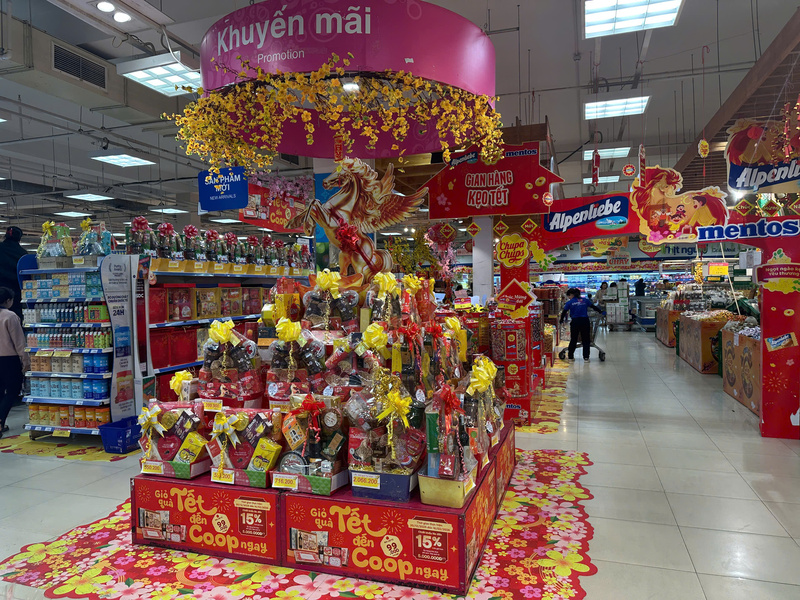 Hàng hoá phục vụ người dân tại siêu thị Co.opmart Buôn Ma Thuột. Ảnh: Phương Đông