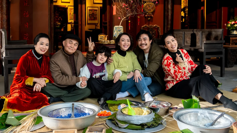 "Mùi phở" đi sâu vào gia đình đa thế hệ của ông Mùi (NS Xuân Hinh thủ vai). Ảnh: Đoàn làm phim cung cấp