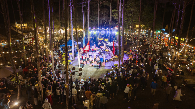 Bà Bạch Thị Mân, Phó giám đốc Sở Văn hóa thể thao và Du lịch tỉnh Quảng Ngãi cho biết, kết quả này có được nhờ chính sách thu hút đầu tưdu lịch của tỉnh phát huy hiệu quả, cùng với lợi thế cảnh quan thiên nhiên tươi đẹp và nhiều chương trình nghệ thuật, hoạt động du xuân được tổ chức bài bản. Ảnh: Nguyễn Dương