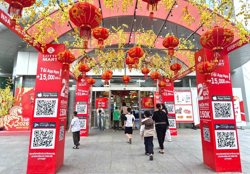 Các trung tâm thương mại, siêu thị, khu vui chơi đông kín người dân