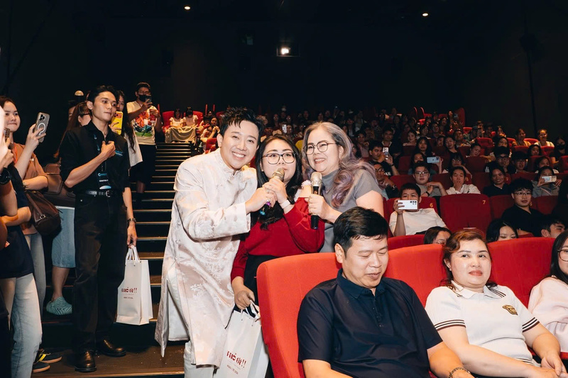 Trấn Thành giao lưu với khán giả tại rạp phim (Ảnh: Đoàn phim cung cấp