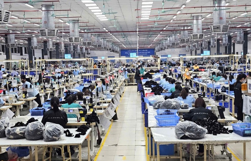 Hàng nghìn công nhân lao động Công ty TNHH Haivina Kim Liên đi làm trong ngày mùng 7 Tết. Ảnh: Mai Liễu