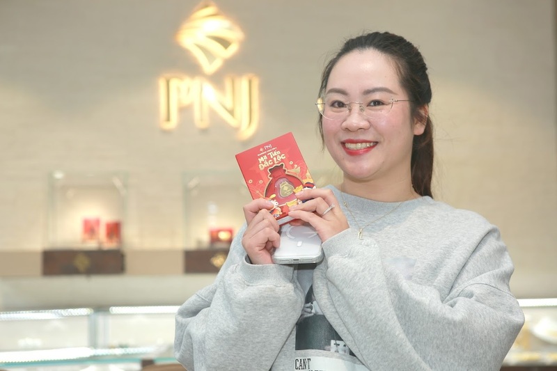 Gương mặt rạng rỡ của khách hàng khi sở hữu vật phẩm mang tài lộc về nhà.