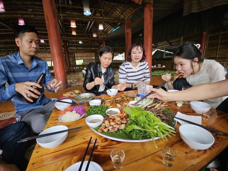 Sau khi thưởng thức các món gà nướng, thịt nướng và cá nướng ở Bản Mạ, du khách Trần Thị Hải Bình, trú tại phường Hạc Thành, tỉnh Thanh Hóa bày tỏ: "Tôi thực sự ấn tượng với hương vị mộc mạc nhưng đậm đà của ẩm thực nơi đây. Món gà đồi được tẩm ướp vừa phải, nướng trên than hồng nên lớp da vàng ruộm, thịt bên trong vẫn giữ được độ ngọt tự nhiên. Thịt lợn bản nướng thơm lừng mùi mắc khén, hạt dổi, tạo nên vị cay nhẹ và hương thơm đặc trưng của núi rừng. Đặc biệt, cá suối nướng kẹp tre chín đều, thịt chắc và không hề tanh, chấm cùng chẩm chéo càng làm dậy lên vị ngon khó quên".