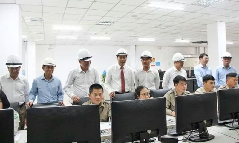 Ban Lãnh đạo Công ty cổ phần Phân đạm và Hóa chất Hà Bắc động viên cán bộ, người lao động trực sản xuất dịp Tết. Ảnh: BN