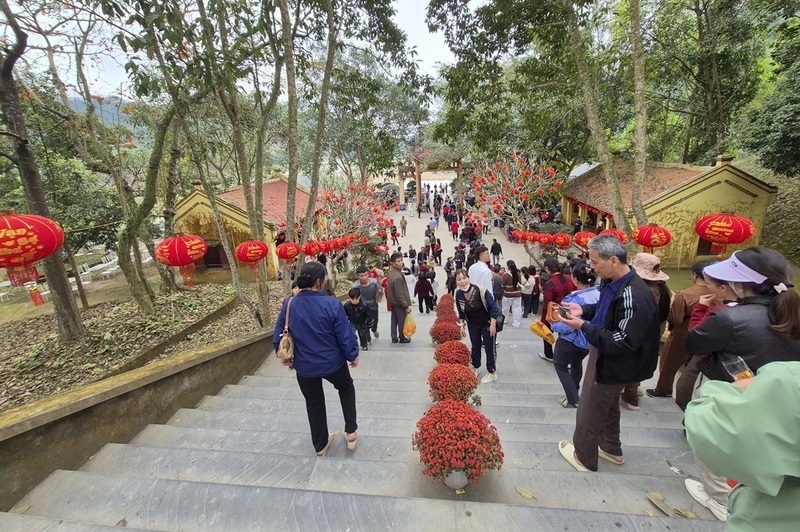 Bác Lê Văn Hùng, trú tại xã Thiệu Hóa, tỉnh Thanh Hóa cho biết: "Đầu xuân năm nào cũng vậy, tôi cùng gia đình về du xuân và dâng hương tại đền Cửa Đạt để cầu mong một năm mới bình an, khỏe mạnh".