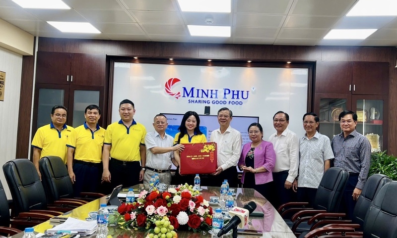Đoàn lãnh đạo thành phố tặng quà và chúc Tết Công ty Cổ phần Thủy sản Minh Phú Hậu Giang.