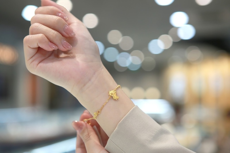 Khách hàng lựa chọn, thử các mẫu nhẫn kim tiền và trang sức phong thủy tại PNJ.