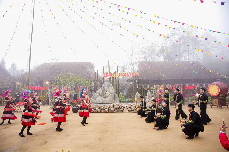 Fansipan năm nay thu hút lượng khách kỷ lục bởi các Lễ hội đặc sắc tại Bản Mây