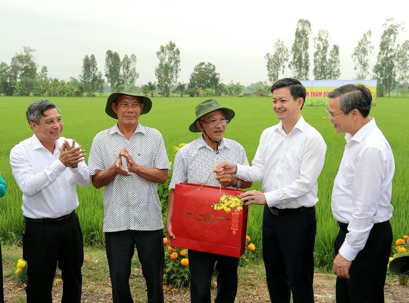 Lãnh đạo TP. Cần Thơ tặng quà cho nông dân.