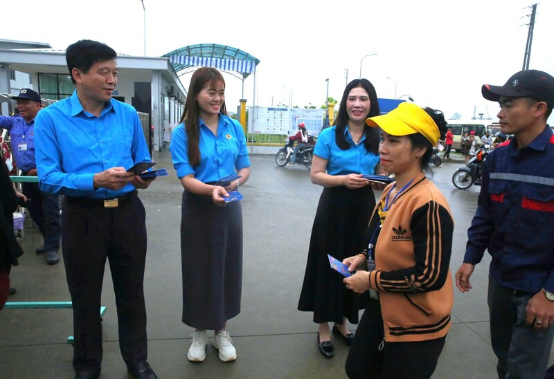 Lãnh đạo Liên đoàn Lao động tỉnh Nghệ An chúc mừng năm mới và trao lì xì cho người lao động. Ảnh: Mai Liễu