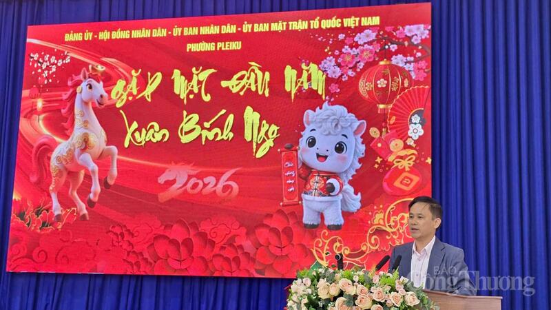 Ông Nguyễn Xuân Phước, Bí thư Đảng ủy phường Pleiku phát biểu tại buổi gặp mặt ngày đầu làm việc. Ảnh: Bá Bính