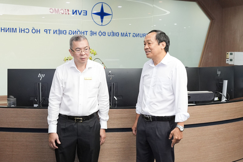 Ông Nguyễn Văn Thanh - Tổng Giám đốc EVNHCMC (bên trái) lắng nghe ông Phạm Ngọc Minh - Giám đốc Trung tâm Điều độ Hệ thống điện TP. Hồ Chí Minh báo cáo tình hình cung cấp điện dịp tết Nguyên đán Bính Ngọ. Ảnh: Thanh Thiện