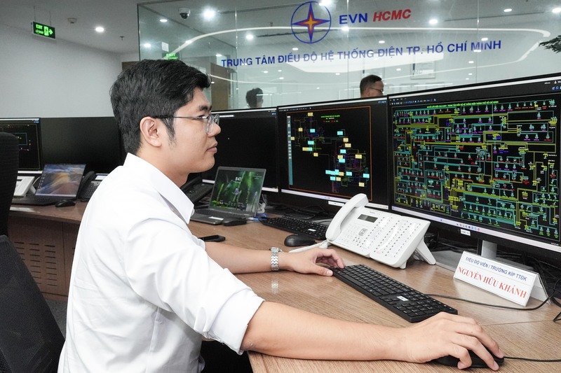 Điều độ viên đang trực tại Trung tâm Điều độ Hệ thống điện TP. Hồ Chí Minh. Ảnh: Thanh Thiện