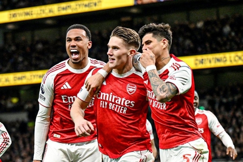 Arsenal thể hiện sức mạnh vượt trội trước Tottenham.