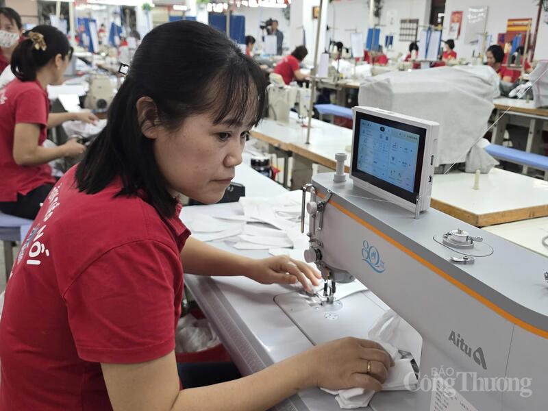 Nguyễn Thị Thanh Hà - Xí nghiệp sơ Mi Hà Nội, Tổng Công ty May 10 trong ngày đầu ra quân sản xuất.