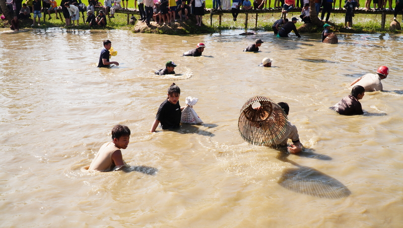 Lễ hội Úp nơm tại xã Mộ Đức trở thành điểm nhấn văn hóa đặc sắc, thu hút đông đảo người dân và du khách thập phương. Ảnh: Trung Nhân