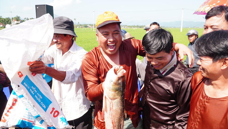 Người dân tái hiện hoạt động đánh bắt cá truyền thống. Ảnh: Trung Nhân