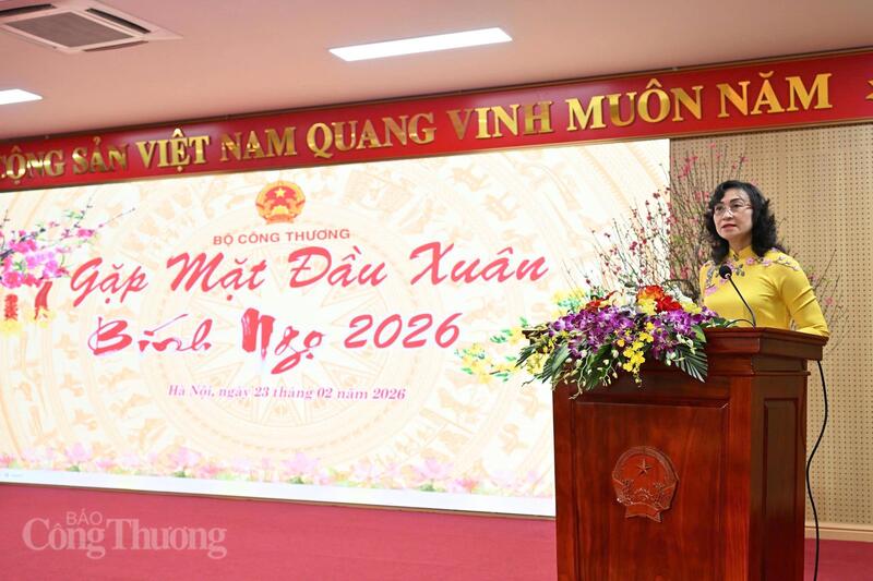 Thứ trưởng Bộ Công Thương Phan Thị Thắng báo cáo tình hình ngành Công Thương dịp Tết Nguyên đán. Ảnh: Cấn Dũng