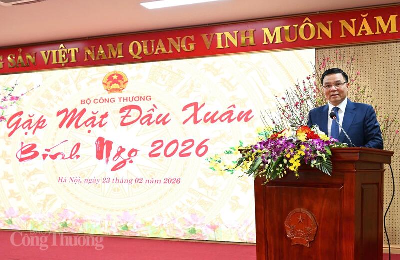 Quyền Bộ trưởng Lê Mạnh Hùng phát biểu, nêu nhiệm vụ trong buổi gặp mặt đầu xuân Bính Ngọ 2026. Ảnh: Cấn Dũng