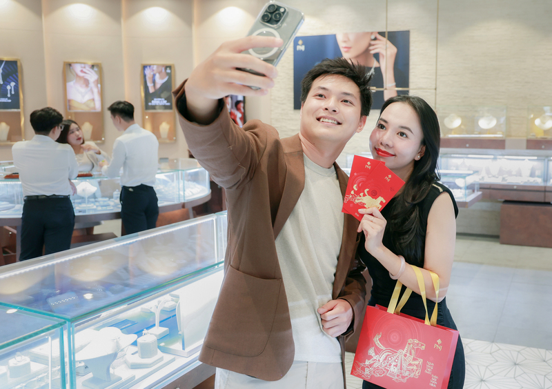 Chùm ảnh: Người dân xếp hàng dài đợi mua vàng cầu may đầu năm - 11