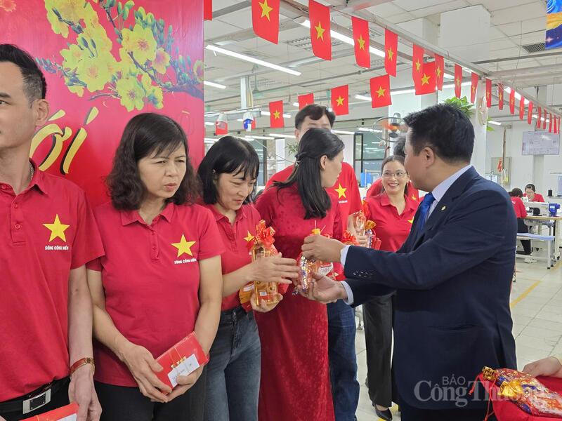 Người lao động May 10 phấn khởi khi nhận được bao lì xì, dầu ăn và muối - biểu tượng may mắn đầu năm từ lãnh đạo công ty.