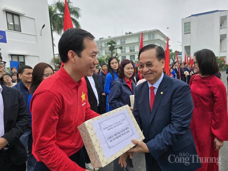 Ông Vũ Đức Giang, Chủ tịch Hiệp hội Dệt may Việt Nam tặng quà cho người lao động trong ngày đầu tiên đi làm của năm mới Bính Ngọ.