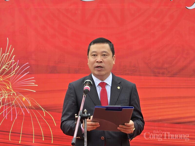 Ông Thân Đức Việt kêu gọi người lao động thi đua lao động sản xuất, phấn đấu doanh thu và lợi nhuận tăng trên 8% trong năm 2026.